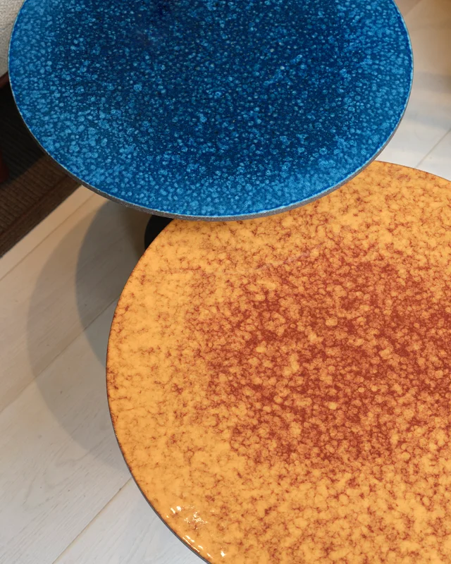 Fast Outdoor Stories Milano: Showroom mit Pflanzen, Essplätzen und gepolsterten Outdoor-Lounges · Ansicht 12