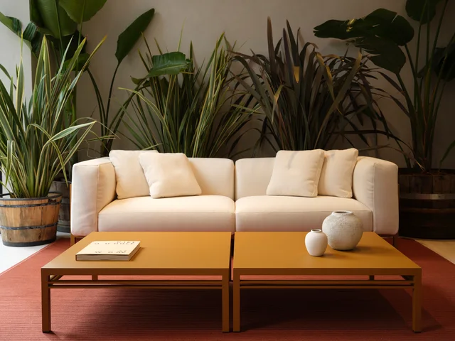 Fast Outdoor Stories Milano: Showroom mit Pflanzen, Essplätzen und gepolsterten Outdoor-Lounges · Ansicht 13