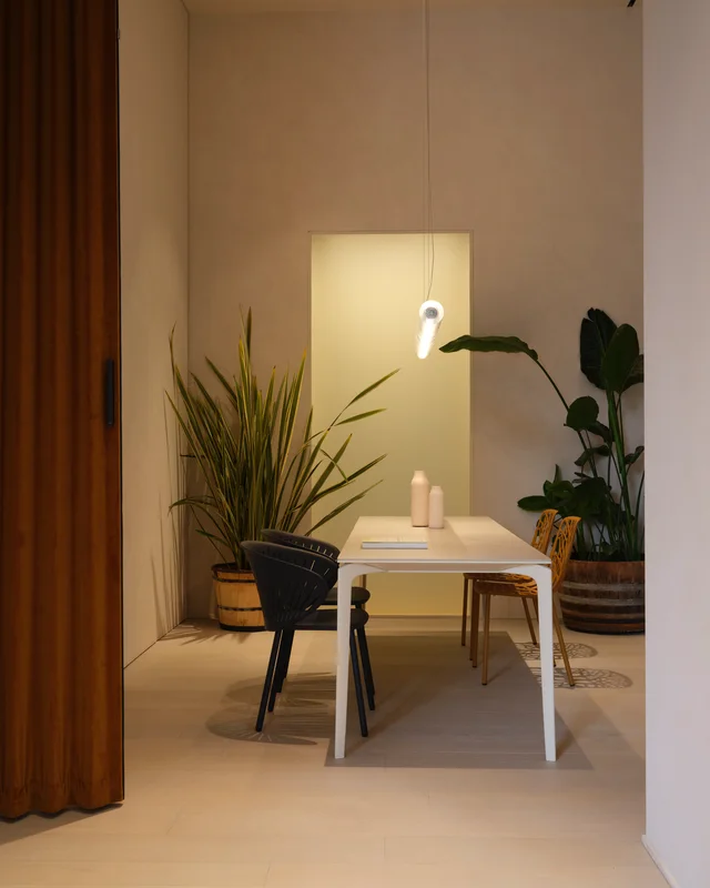 Fast Outdoor Stories Milano: Showroom mit Pflanzen, Essplätzen und gepolsterten Outdoor-Lounges · Ansicht 14