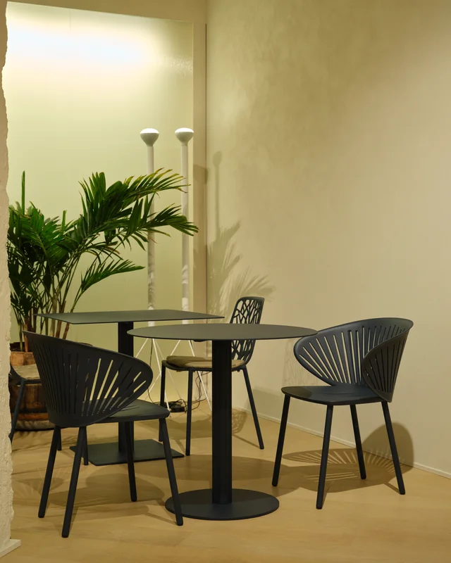 Fast Outdoor Stories Milano: Showroom mit Pflanzen, Essplätzen und gepolsterten Outdoor-Lounges · Ansicht 15
