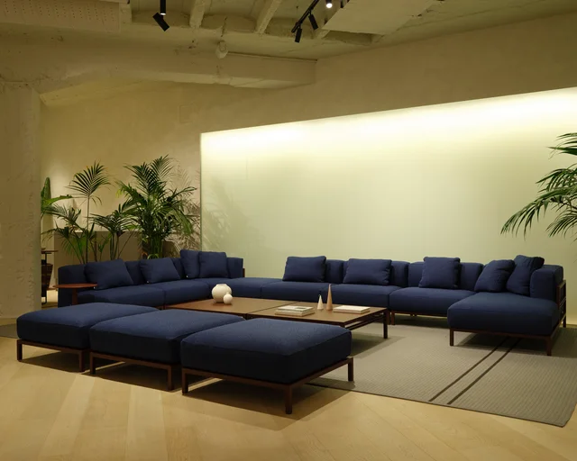 Fast Outdoor Stories Milano: Showroom mit Pflanzen, Essplätzen und gepolsterten Outdoor-Lounges · Ansicht 16