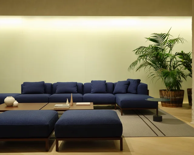 Fast Outdoor Stories Milano: Showroom mit Pflanzen, Essplätzen und gepolsterten Outdoor-Lounges · Ansicht 17
