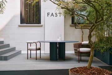 Fast Salvioni Milano Durini Terraces: Begrünte Terrasse mit weißen und blauen Lounges sowie Essplätzen · Ansicht 1