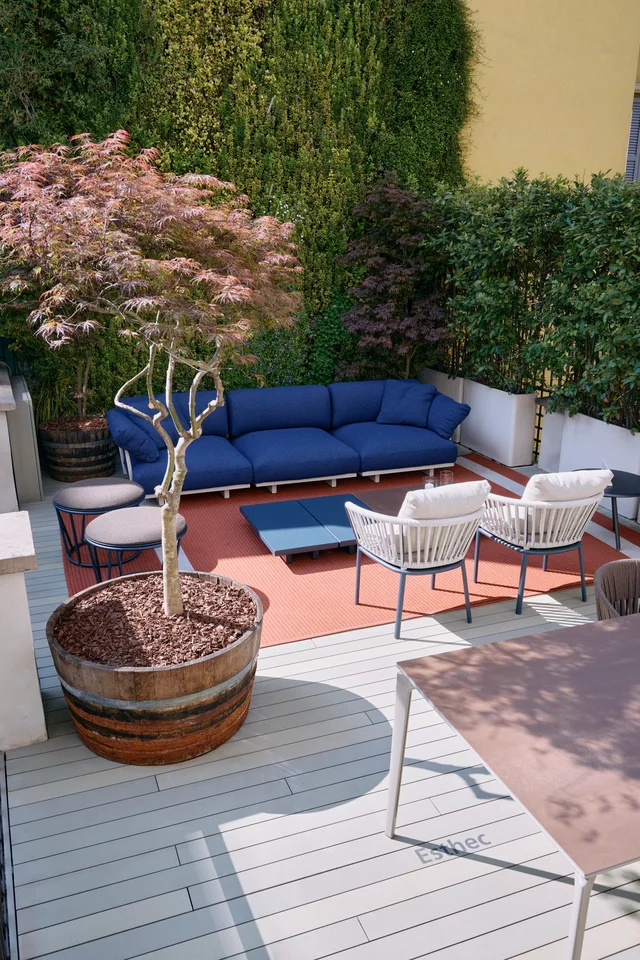 Fast Salvioni Milano Durini Terraces: Planted terrace with white and blue lounges and dining areas · View 17