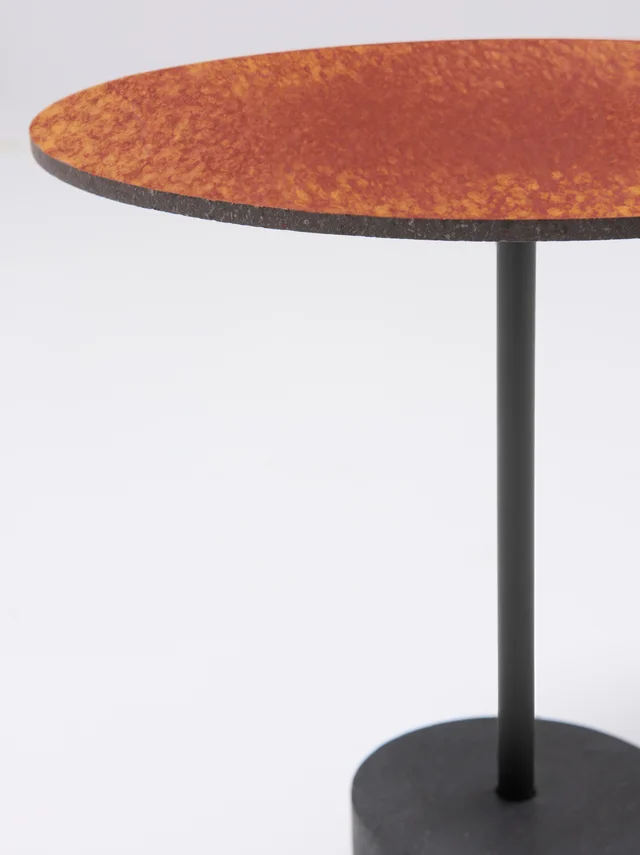 Fast Stelo: Runder orangefarbener Beistelltisch mit schlankem Stiel und dunklem Fuß · Ansicht 2