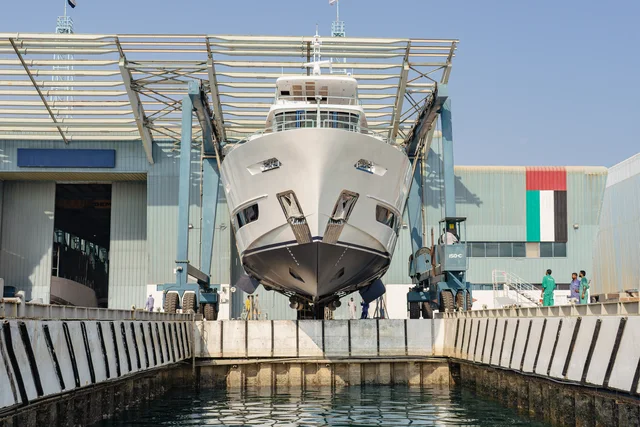 Gulf Craft Nomad 101: frontale Bugansicht über dem Wasserbecken beim Stapellauf