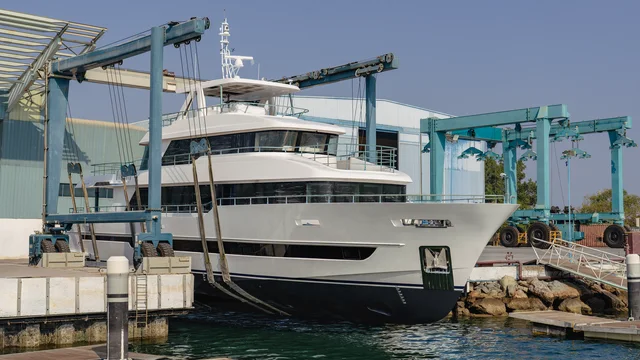 Gulf Craft Nomad 101: seitliche Ansicht der drei Decksebenen am Kai während des Stapellaufs