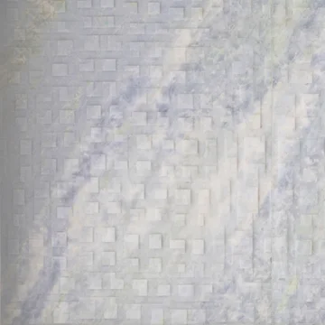 Lithos Design Polis Calcite Blu: Blau-weiß nuancierte reliefierte Steinwand und helle Badraumansichten · Ansicht 1