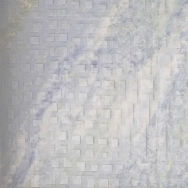 Lithos Design Polis Calcite Blu: Blau-weiß nuancierte reliefierte Steinwand und helle Badraumansichten · Ansicht 1