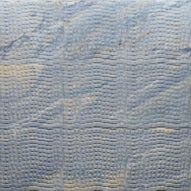 Lithos Design Polis Calcite Blu: Blau-weiß nuancierte reliefierte Steinwand und helle Badraumansichten · Ansicht 3
