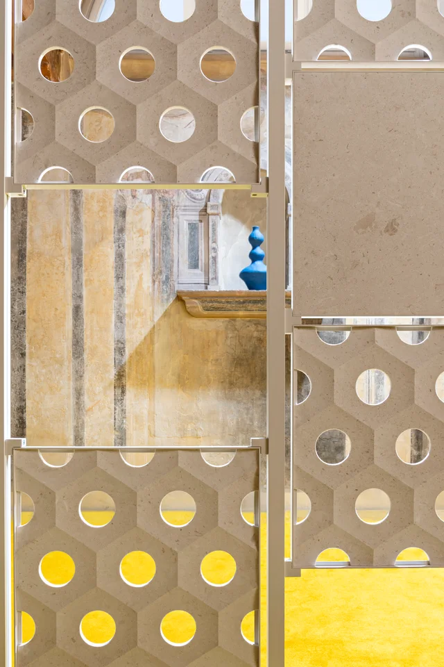 Lithos Design Quinte: Marble divider Palmanova with circular openings · View 6