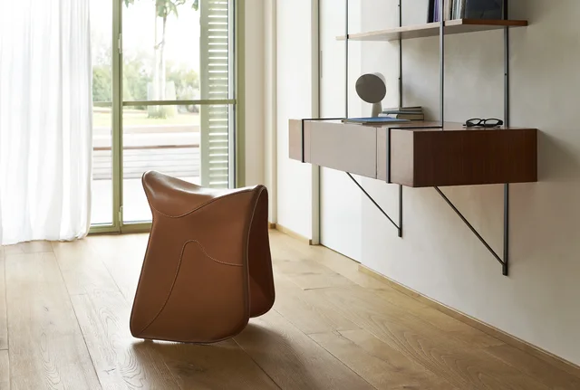 Opinion Ciatti Pepe: Saddle-shaped stool with curved leather surfaces and visible seams · View 1