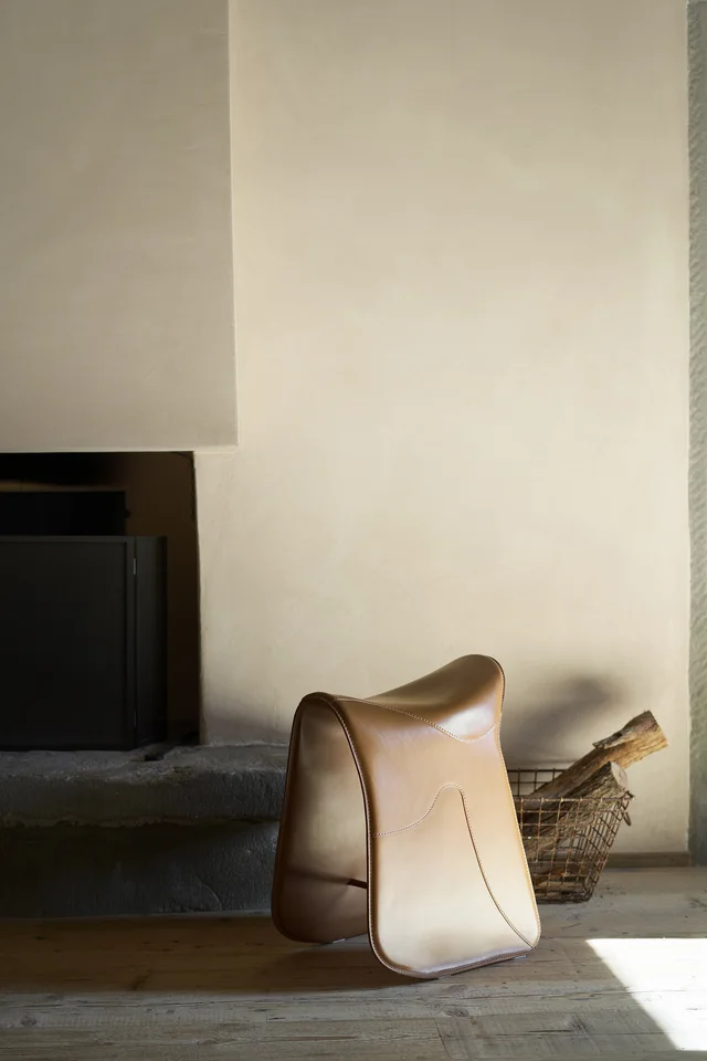 Opinion Ciatti Pepe: Saddle-shaped stool with curved leather surfaces and visible seams · View 2