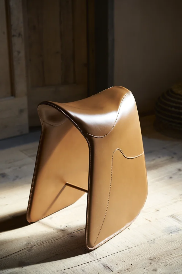 Opinion Ciatti Pepe: Saddle-shaped stool with curved leather surfaces and visible seams · View 3