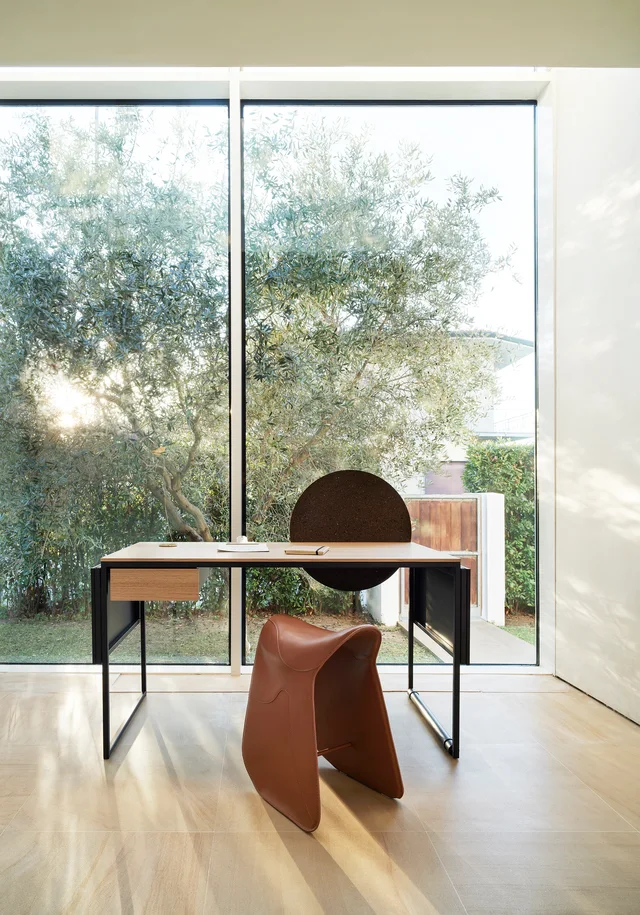 Opinion Ciatti Pepe: Saddle-shaped stool with curved leather surfaces and visible seams · View 4