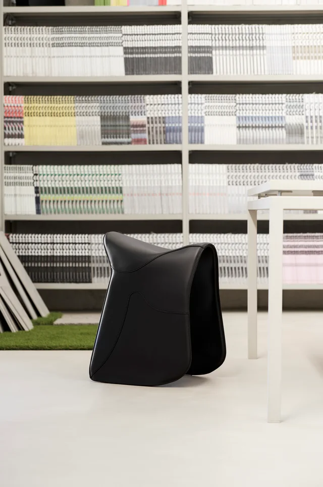 Opinion Ciatti Pepe: Saddle-shaped stool with curved leather surfaces and visible seams · View 5