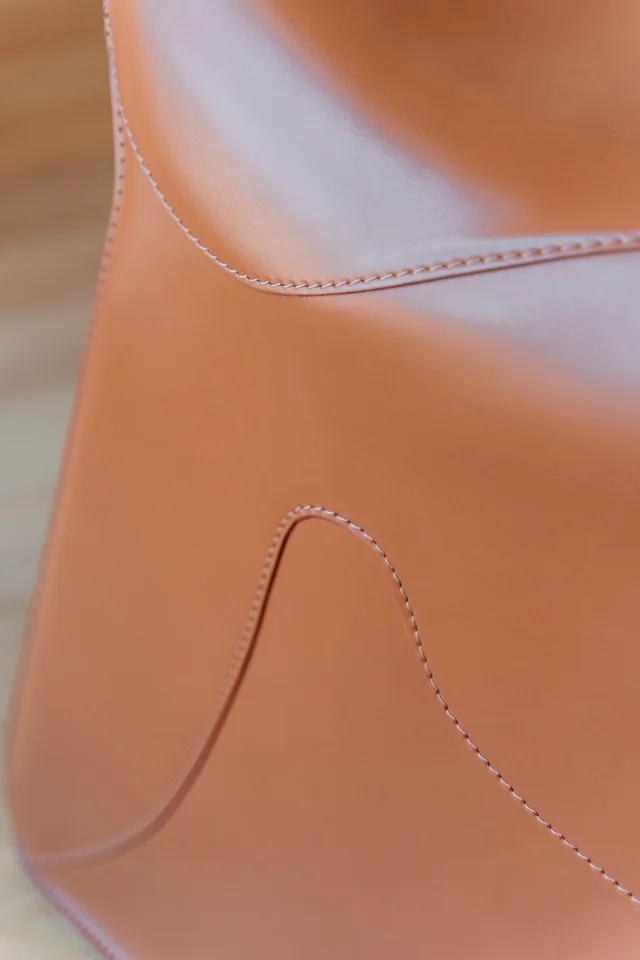 Opinion Ciatti Pepe: Saddle-shaped stool with curved leather surfaces and visible seams · View 6