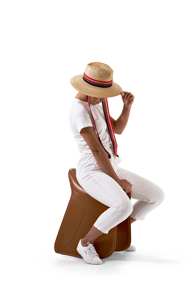 Opinion Ciatti Pepe: Saddle-shaped stool with curved leather surfaces and visible seams · View 8
