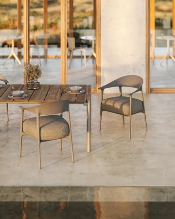 VONDOM AFRICA: zwei gepolsterte Stühle neben einem gedeckten dunklen Tisch