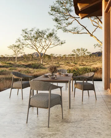 VONDOM AFRICA: runder Esstisch mit mehreren Stühlen auf einer Naturterrasse