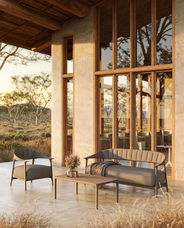 VONDOM AFRICA: gepolsterte Lounge-Gruppe vor hohen Holzfenstern