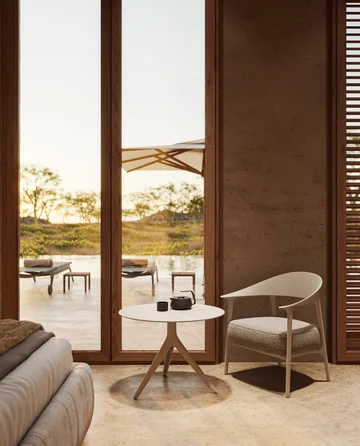 VONDOM AFRICA: Sessel und kleiner Tisch im Übergang zwischen Innenraum und Terrasse