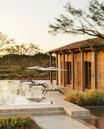 VONDOM AFRICA: Sonnenliegen auf einer langgestreckten Terrasse am Wasser
