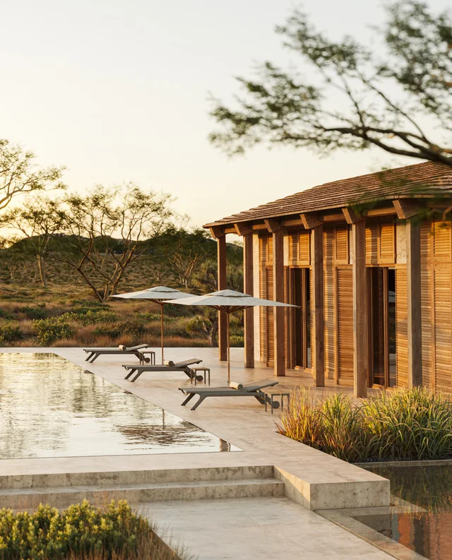 VONDOM AFRICA: Sonnenliegen auf einer langgestreckten Terrasse am Wasser