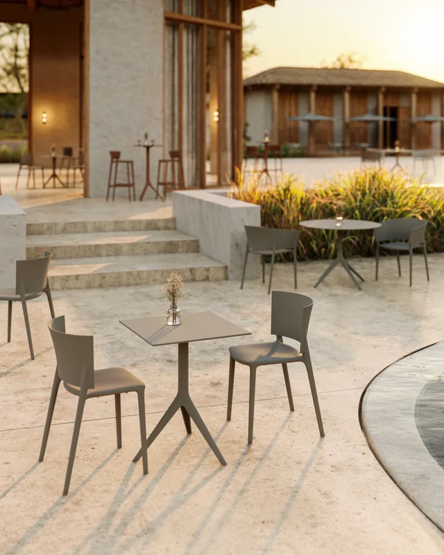 VONDOM AFRICA: quadratischer Esstisch mit schlanken Stühlen auf heller Terrasse