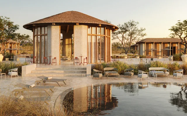 VONDOM AFRICA: weitläufige Terrasse mit Essplatz, Lounge und Liegen an einem Wasserbecken
