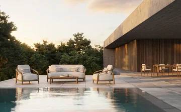 VONDOM FUSTA: helles Sofa und zwei Holzsessel vor einer Holzfassade am Pool