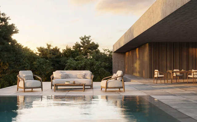 VONDOM FUSTA: helles Sofa und zwei Holzsessel vor einer Holzfassade am Pool