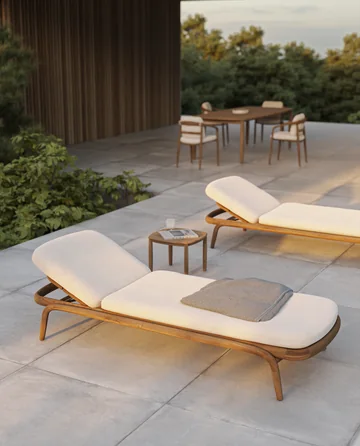 VONDOM FUSTA: zwei gepolsterte Holzliegen nebeneinander auf einer Terrasse