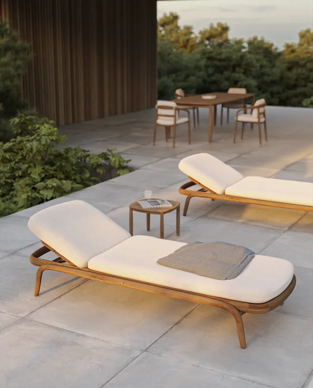 VONDOM FUSTA: zwei gepolsterte Holzliegen nebeneinander auf einer Terrasse