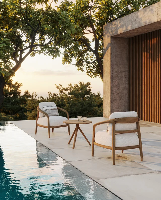 VONDOM FUSTA: Holzsessel mit hellen Polstern neben einem Pool