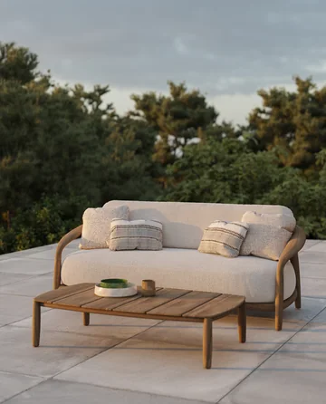VONDOM FUSTA: Sofa mit Holzrahmen und niedriger Tisch in einer Lounge-Gruppe