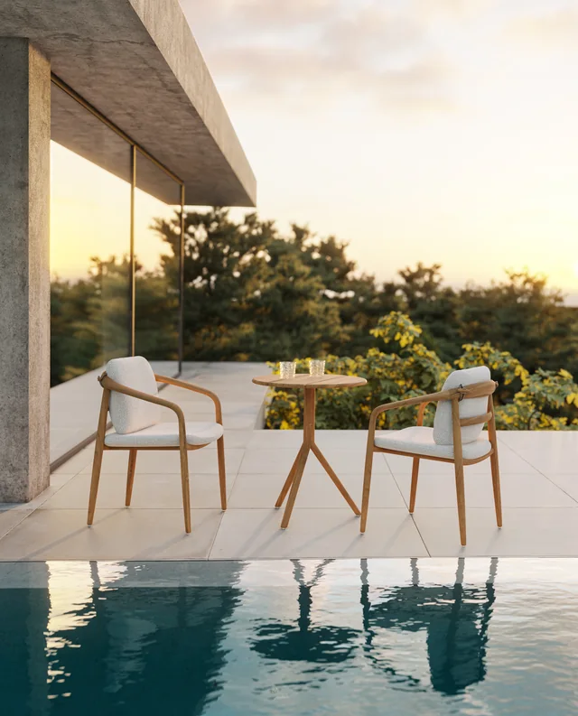 VONDOM FUSTA: Holztisch und Stühle an der Glasfassade neben dem Pool