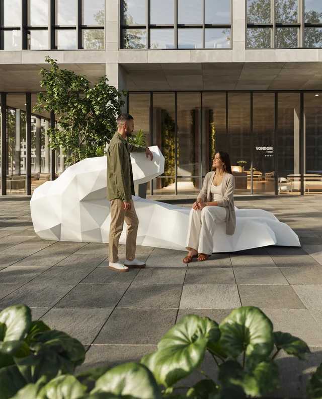 VONDOM GLOVE: weiße Sitzskulptur mit zwei Personen vor einer modernen Glasfassade
