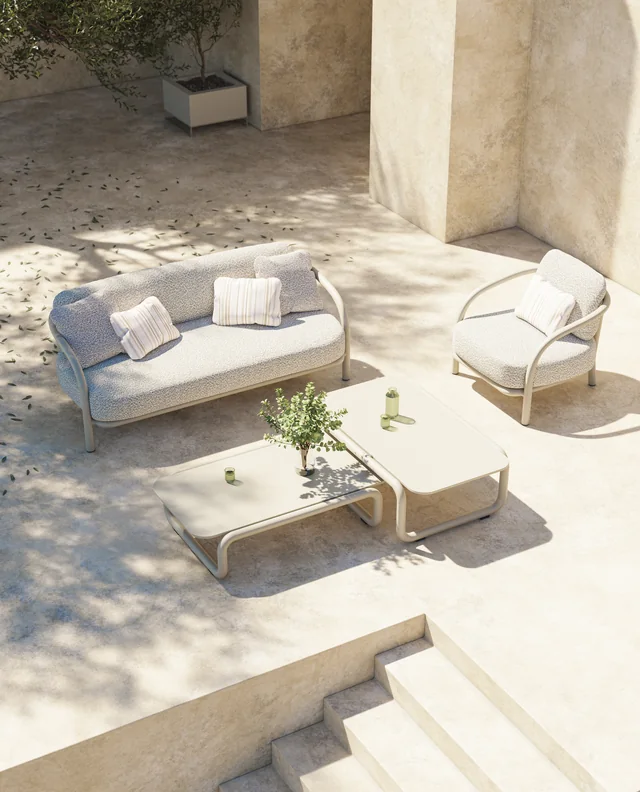 VONDOM GUM: helles Sofa, zwei Sessel und niedrige Tische auf einer Sonnenterrasse von oben