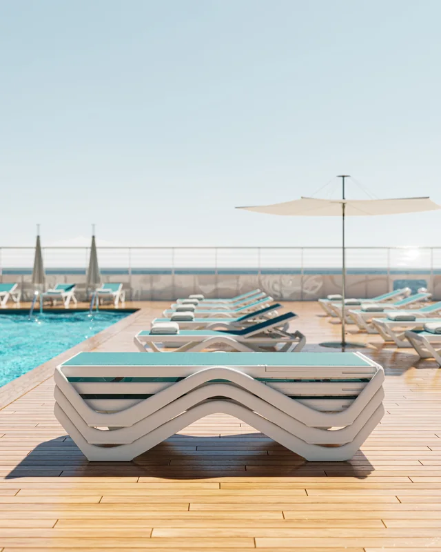 VONDOM LOVE: gestapelte weiße Liegen mit türkisfarbenen Auflagen am Pool