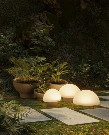 VONDOM LUNA: warme runde Bodenleuchten zwischen niedrigen Gartenpflanzen
