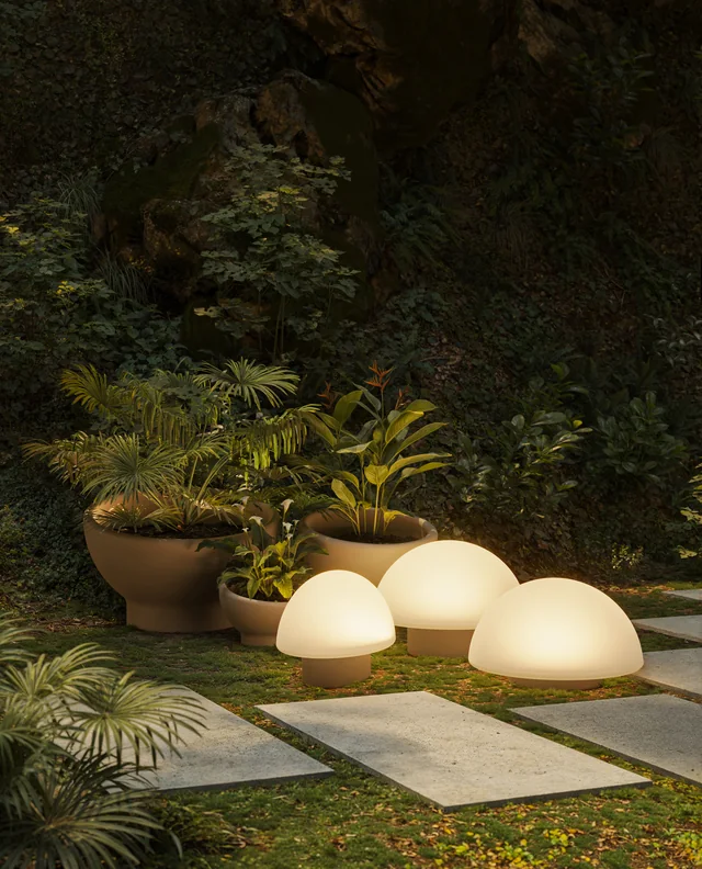 VONDOM LUNA: warme runde Bodenleuchten zwischen niedrigen Gartenpflanzen