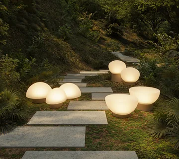 VONDOM LUNA: Gartenweg mit Trittsteinen und mehreren runden Leuchten