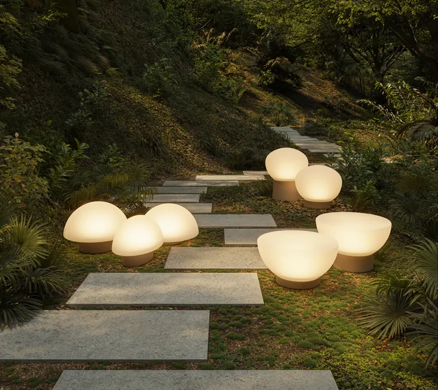 VONDOM LUNA: Gartenweg mit Trittsteinen und mehreren runden Leuchten
