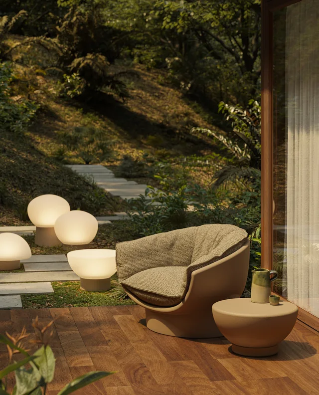VONDOM LUNA: Sessel und leuchtende Gartenobjekte neben einem modernen Haus