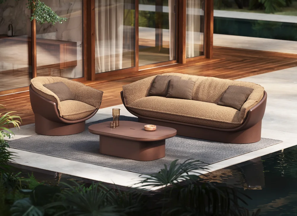 VONDOM LUNA: helles Sofa, Sessel und niedriger Tisch vor einem Holzhaus