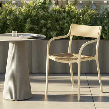 VONDOM MADISON: heller Stuhl mit Lattenfläche neben einem runden Tisch
