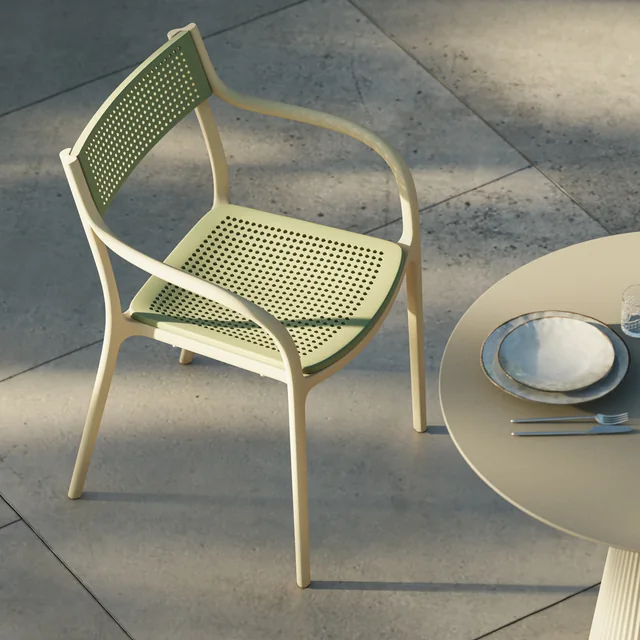 VONDOM MADISON: heller Stuhl mit grüner gerasterter Sitz- und Rückenfläche