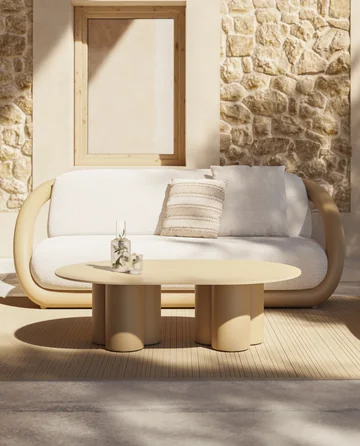 VONDOM MEL: Frontansicht eines Sofas mit Kissen und drei niedrigen Tischen