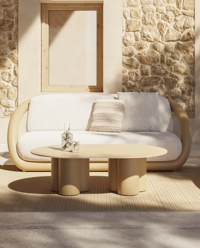 VONDOM MEL: Frontansicht eines Sofas mit Kissen und drei niedrigen Tischen